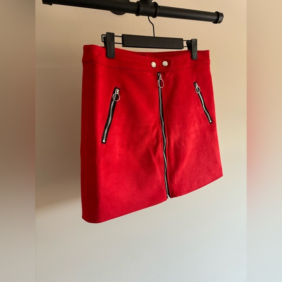 Like new mini suede skirt. Size M/L. Red. - Picture 2 of 4